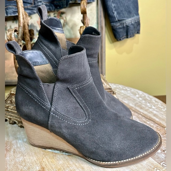 EUC Blondo “Irving” Waterproof Gray Suede Wedge Heeled Ankle Boots. Size 7 - Picture 5 of 14